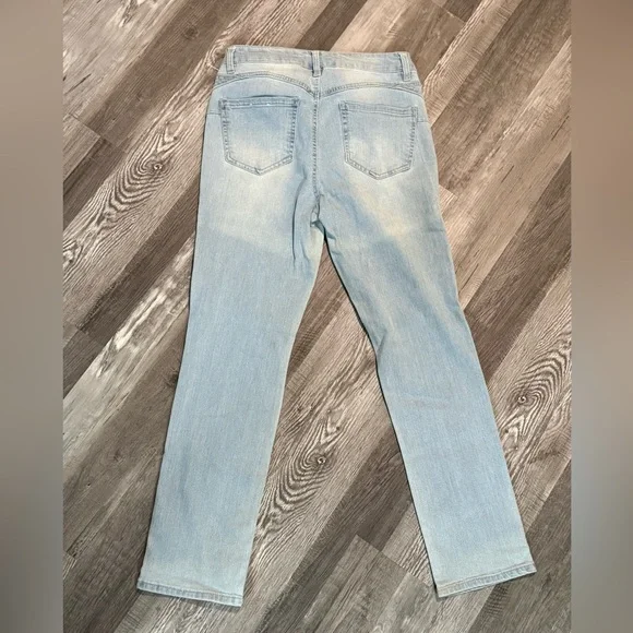 D. Jeans- light wash, straight-leg denim jeans - Picture 4 of 6